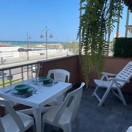 Albachiara Vistamare 公寓 *